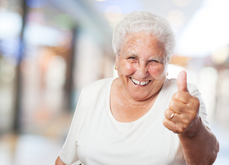 Image Grand-mère qui lève le pouce